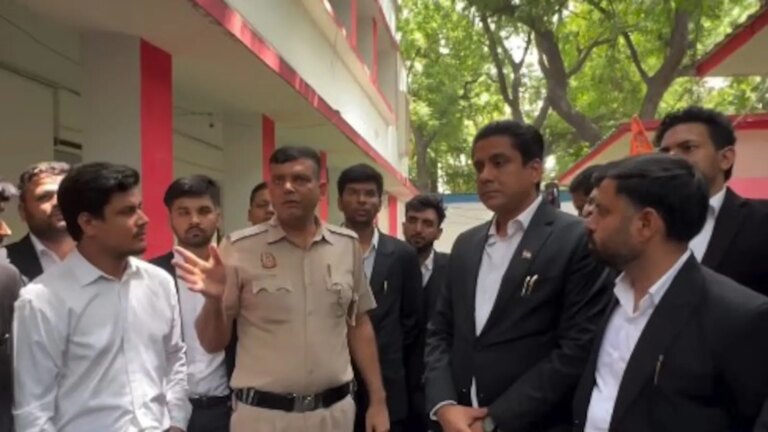 वकीलों से छेड़छाड़ का वीडियो वायरल होने के बाद दिल्ली पुलिस ने माफी मांगी