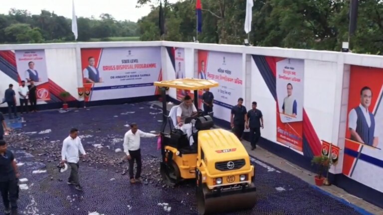 वीडियो: हिमंत सरमा ने रोड रोलर चलाया, 472 करोड़ रुपये की दवाएं नष्ट कीं