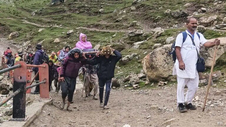 'वैध पंजीकरण प्राप्त करें': जम्मू-कश्मीर के उपराज्यपाल की अमरनाथ यात्रियों से अपील