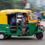 सीएनजी क्रांति के 25 साल बाद दिल्ली के ऑटो चालकों को एक नए बदलाव का सामना करना पड़ रहा है