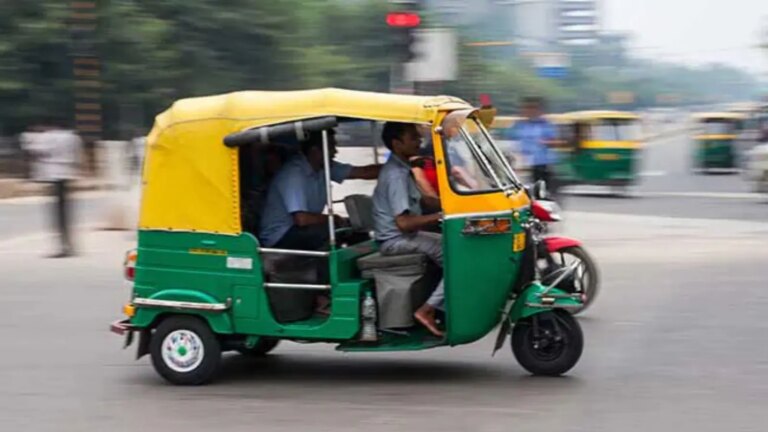 सीएनजी क्रांति के 25 साल बाद दिल्ली के ऑटो चालकों को एक नए बदलाव का सामना करना पड़ रहा है