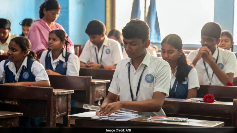 सीबीएसई त्रिभाषी विवाद: 'मूल' क्या है? सुप्रीम कोर्ट ने स्पष्टता मांगी है