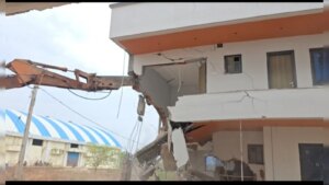 स्टैच्यू ऑफ यूनिटी के पास अवैध आलीशान बंगलों पर बुलडोजर चला