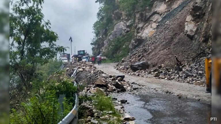 हिमाचल, उत्तराखंड रेल, मिजोरम, त्रिपुरा में भूस्खलन से बाढ़ आई है