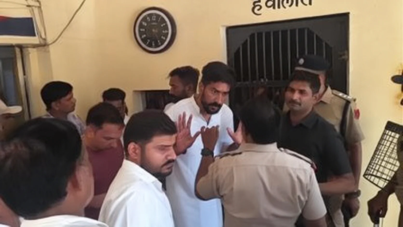 पीपल्दा विधायक चेतन पटेल एफआईआर: सुल्तानपुर चुनाव बवाल में बढ़ा सियासी तनाव, CID-CB की सख्त कार्रवाई से मचा हड़कंप!