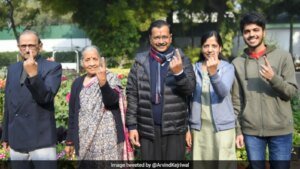 चुनाव आयोग के अधिकारियों का दावा, 'आप' का दावा, दिल्ली की मतदाता सूची से अरविंद केजरीवाल का नाम गायब