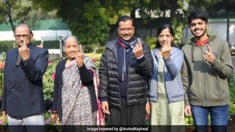 चुनाव आयोग के अधिकारियों का दावा, 'आप' का दावा, दिल्ली की मतदाता सूची से अरविंद केजरीवाल का नाम गायब