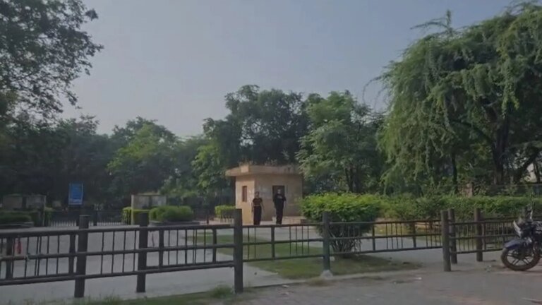 दिल्ली के पार्क में खुद को पुलिसकर्मी बताकर 3 लोगों ने नाबालिग से किया सामूहिक दुष्कर्म, 1 गिरफ्तार