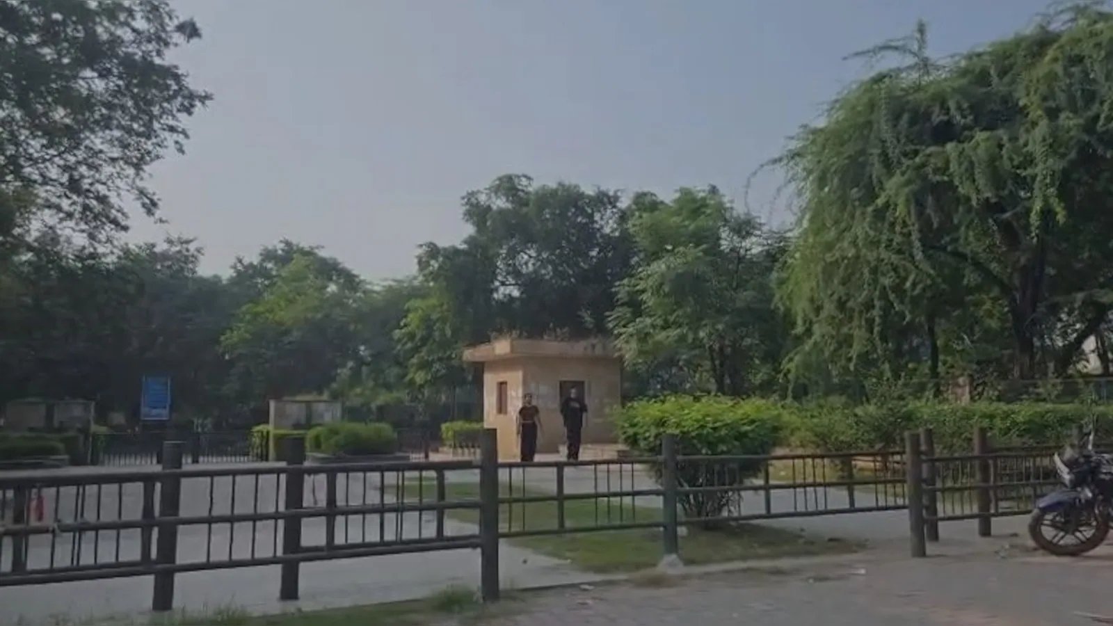 दिल्ली के पार्क में खुद को पुलिसकर्मी बताकर 3 लोगों ने नाबालिग से किया सामूहिक दुष्कर्म, 1 गिरफ्तार