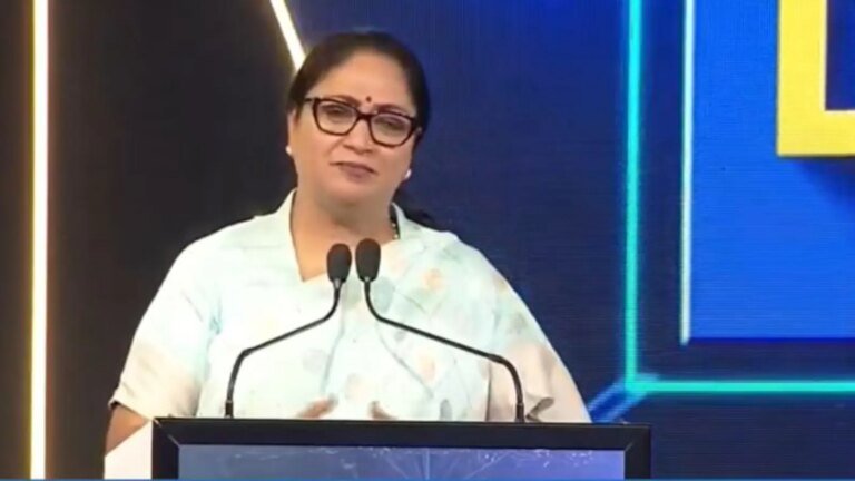 दिल्ली के मुख्यमंत्री को "एसआईआर विसंगतियों" के लिए नोटिस मिला, चुनाव आयोग ने स्पष्ट किया
