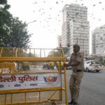 दिल्ली में बाइक सवार 2 लोगों ने कथित तौर पर एक कॉलेज छात्र का पीछा किया और उसे स्कूटर से धक्का दे दिया