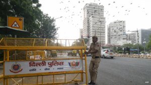 दिल्ली में बाइक सवार 2 लोगों ने कथित तौर पर एक कॉलेज छात्र का पीछा किया और उसे स्कूटर से धक्का दे दिया