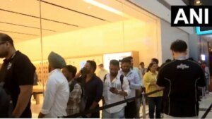 नए iPhone की बिक्री शुरू होते ही भारत में Apple स्टोर्स के बाहर लंबी कतारें लग गई हैं