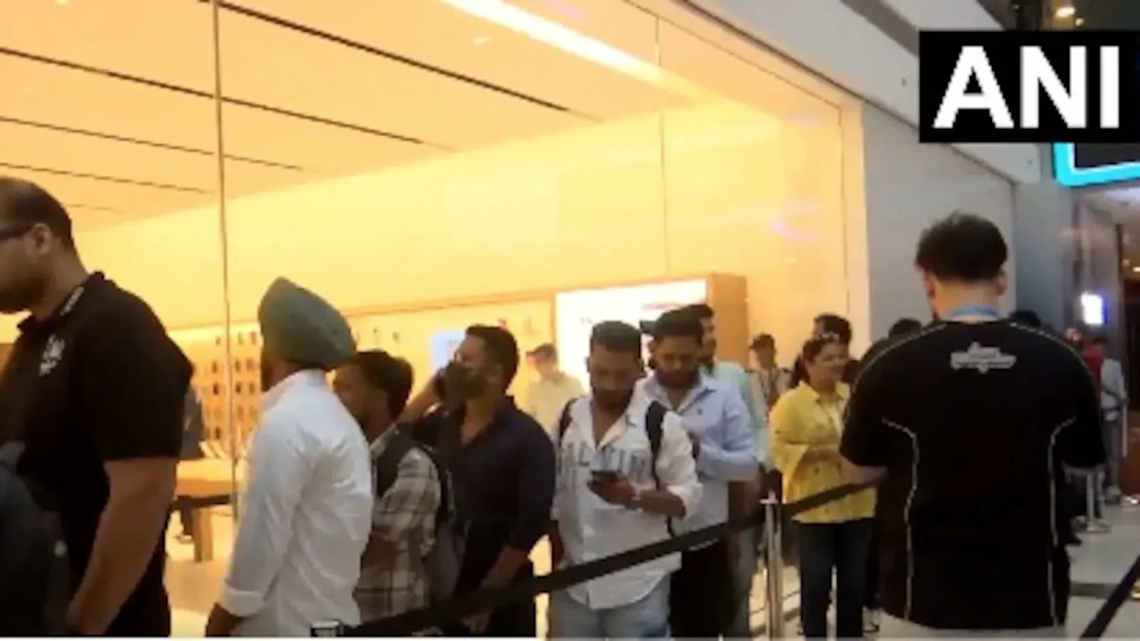 नए iPhone की बिक्री शुरू होते ही भारत में Apple स्टोर्स के बाहर लंबी कतारें लग गई हैं