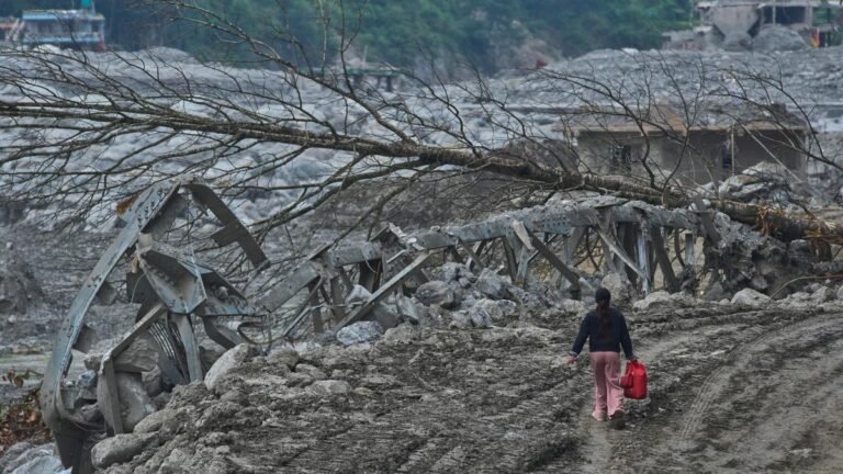 नेपाल में अचानक आई बाढ़: आपदा के बाद समुदाय कैसे पुनर्निर्माण कर सकते हैं?