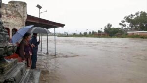 नेपाल में लगातार बारिश के कारण बाढ़, भूस्खलन हो रहा है