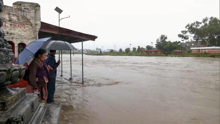 नेपाल में लगातार बारिश के कारण बाढ़, भूस्खलन हो रहा है