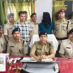 बिहार की 'पुलिस' ने धूम्रपान करने पर 20,000 रुपये से ज्यादा का जुर्माना लगाया और ट्रेन से फेंक दिया