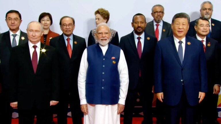 ब्रिक्स दिवस 2 की पारिवारिक तस्वीर में पुतिन, शी जिनपिंग के साथ पीएम मोदी