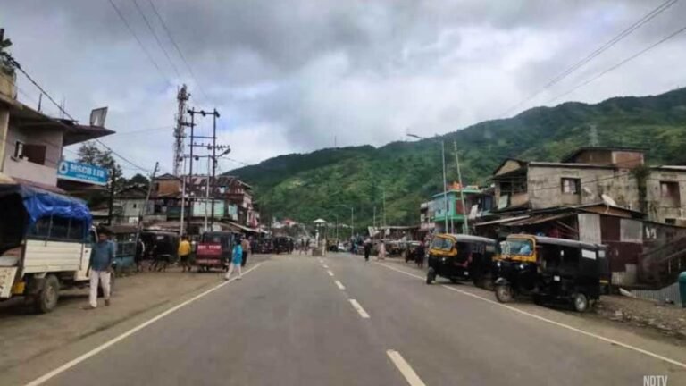 मणिपुर में हाल ही में हुई हिंसा में महिला की मौत हो गई, पति और बेटा घायल हो गए