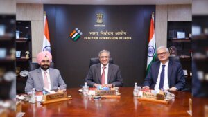मुख्य निर्वाचन पदाधिकारी पर दबाव बढ़ता जा रहा है क्योंकि विपक्ष ठोस कार्रवाई की योजना बना रहा है