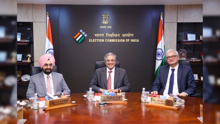 मुख्य निर्वाचन पदाधिकारी पर दबाव बढ़ता जा रहा है क्योंकि विपक्ष ठोस कार्रवाई की योजना बना रहा है