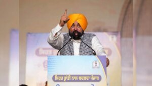 विरोधियों की जवाबी कार्रवाई के बाद पंजाब पुलिस ने 'नो यूनिफॉर्म' की सलाह को खारिज कर दिया है
