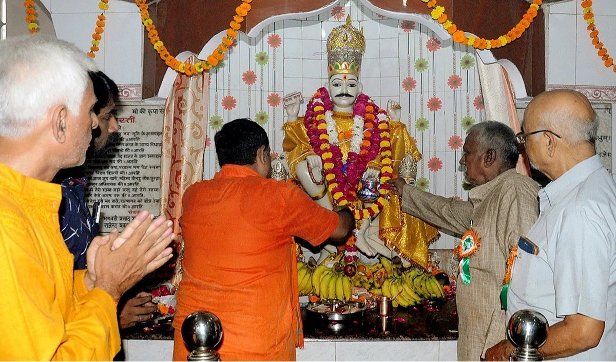 विश्वकर्मा पूजा 2026: शुभ मुहूर्त के साथ जानिए पूजा विधि का धार्मिक और औद्योगिक महत्व।
