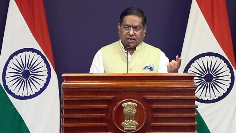 सरकार ने कहा कि भारत होर्मुज और बाब-अल-मंडेब में नाकेबंदी को लेकर काफी चिंतित है.