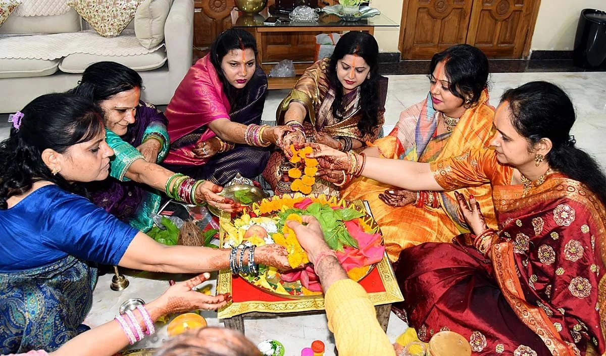 हरतालिका तीज 2026: महिलाएं अखंड सौभाग्य के लिए हरतालिका तीज का व्रत रखती हैं।