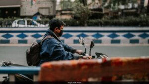 आईफोन, जींस, टूथपेस्ट: गुजरात डिलीवरी एजेंट ने चुराए 4 लाख रुपये के पार्सल