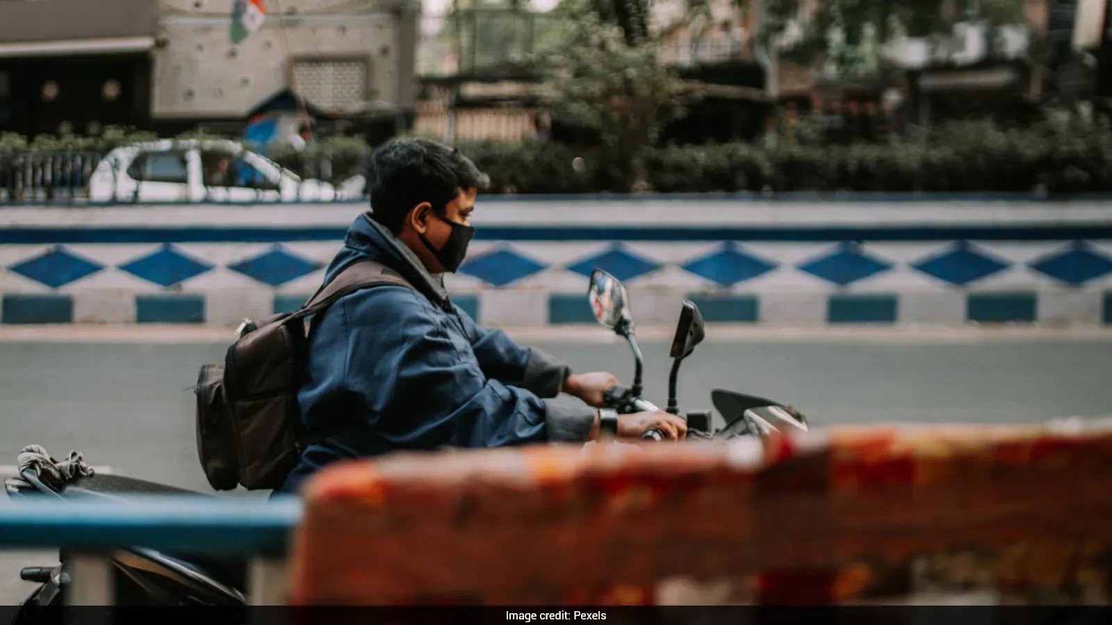 आईफोन, जींस, टूथपेस्ट: गुजरात डिलीवरी एजेंट ने चुराए 4 लाख रुपये के पार्सल