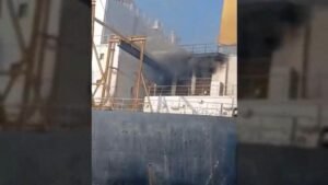 ओमान ने जलते हुए जहाज से 25 लोगों को बचाया, ईरान ने टैंकरों को रोका
