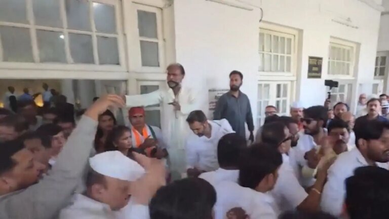 कैमरे पर, कांग्रेस कार्यकर्ताओं ने यूपी प्रमुख के रूप में आराधना मिश्रा के पहले दिन लड़ाई की