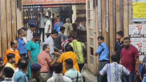 कोलकाता दुर्गा पूजा पंडाल में भगदड़, 13 महिलाओं, 1 बच्चे समेत 17 की मौत