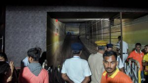 कोलकाता दुर्गा पूजा भगदड़ मामले में 7 आयोजक गिरफ्तार, 19 की मौत