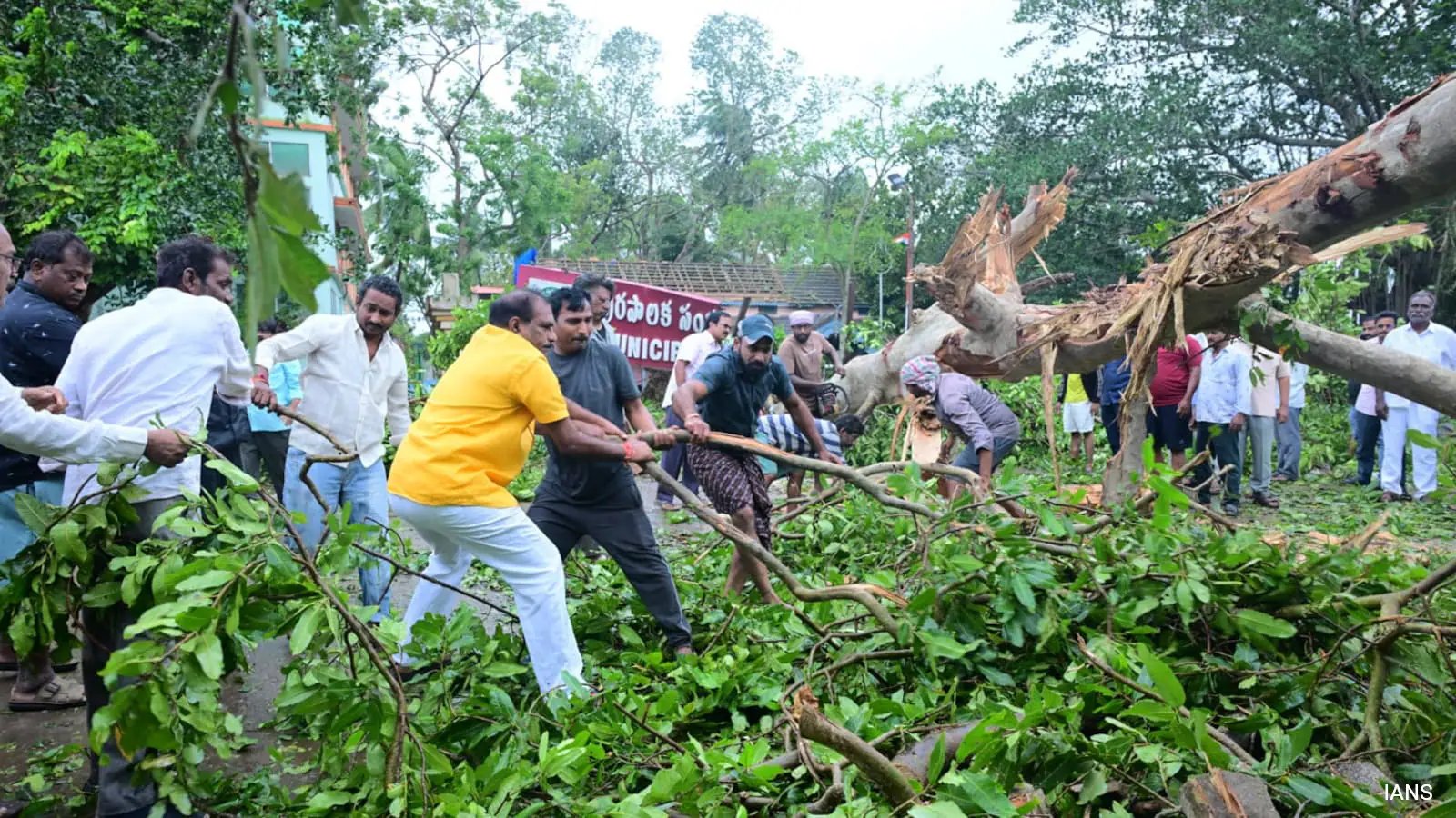 चक्रवात अर्नब के कारण ओडिशा में बाढ़, भूस्खलन, 3 की मौत