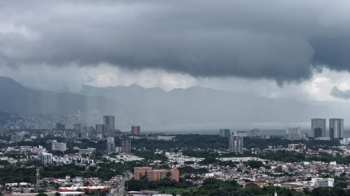 तूफान साइमन मेक्सिको के तट के पास श्रेणी 4 तक मजबूत हो गया है