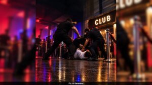 दिल्ली क्लब के बाउंसरों के जानलेवा हमले के बाद 8 साल का एक बच्चा अपने पिता के लौटने का इंतजार कर रहा है