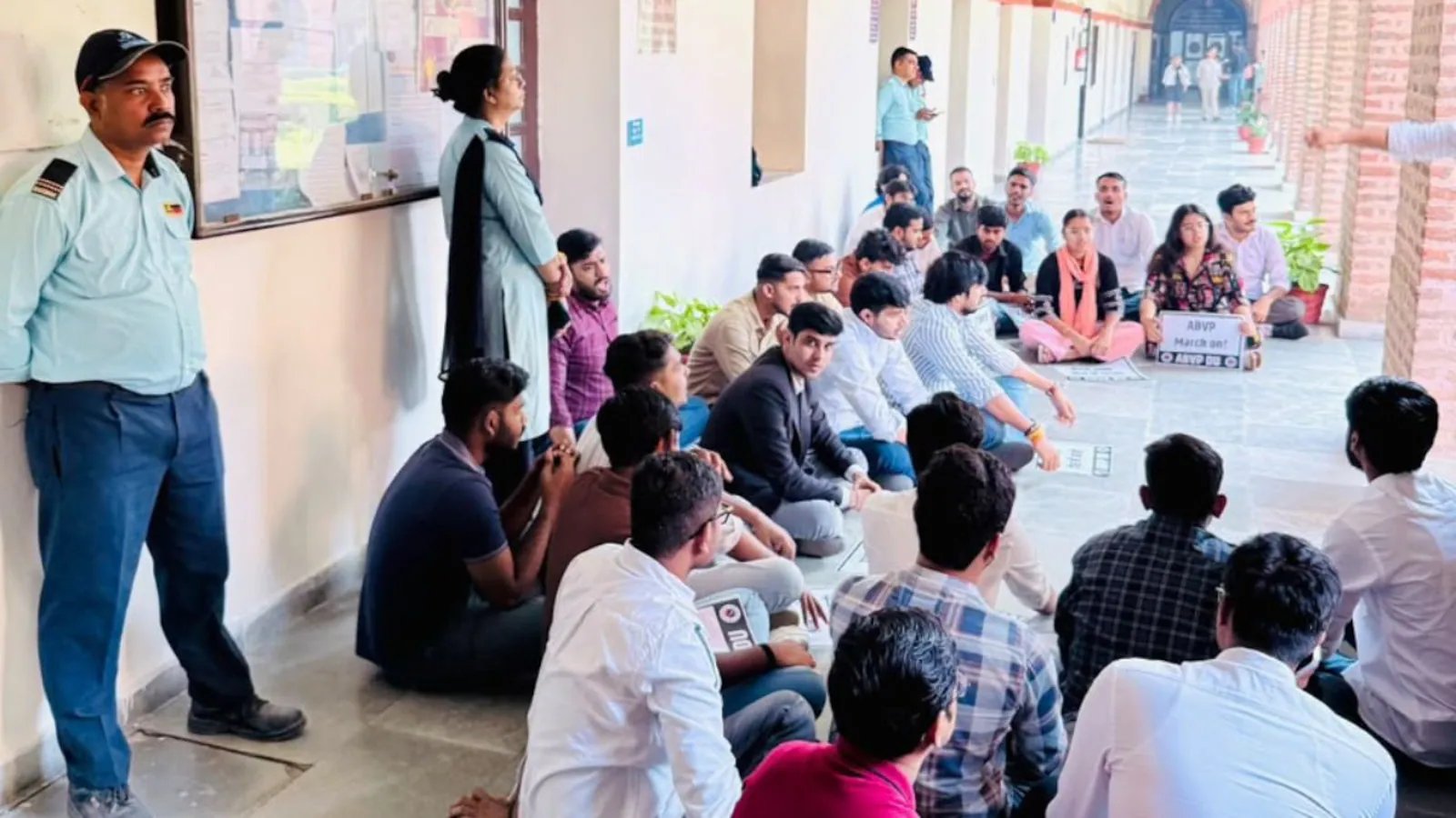 दिल्ली विश्वविद्यालय हिंदी पीएचडी प्रवेश कतार: रातोंरात साक्षात्कार नोटिस से विरोध प्रदर्शन शुरू हो गया