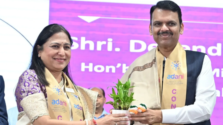 देवेन्द्र फड़नवीस को अदानी विश्वविद्यालय में डॉक्टरेट की मानद उपाधि से सम्मानित किया गया