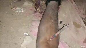 पंजाब के एक व्यक्ति का शव उसके हाथ में सिरिंज फंसा हुआ मिला, आशंका है कि उसने नशे का ओवरडोज़ ले लिया है