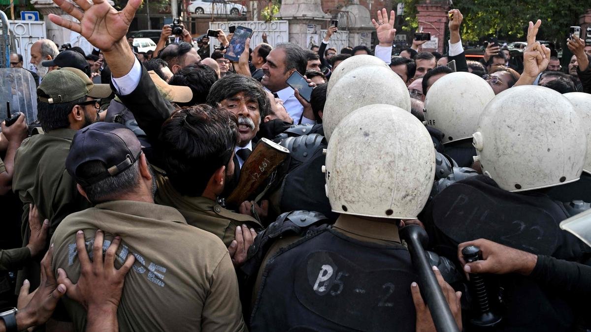 पाकिस्तान ने खैबर-पख्तूनख्वा में आपातकाल की घोषणा क्यों की? व्याख्या की
