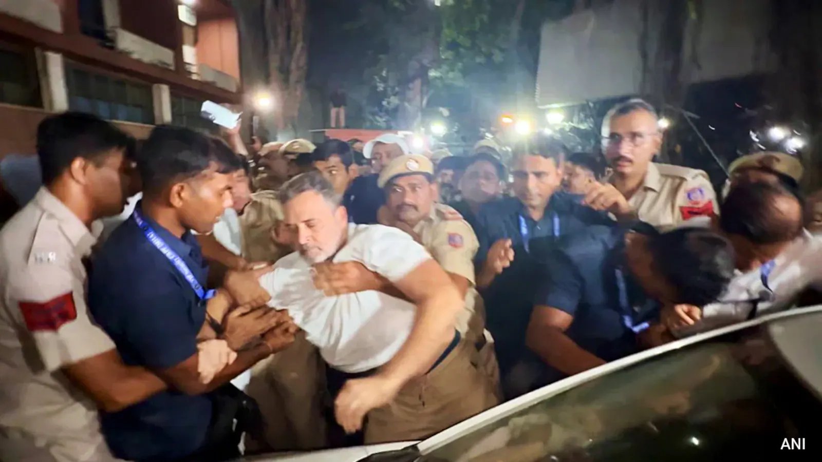मतदान निकाय कार्यालय के पास क्या हुआ? मार्च विरोधी की अंदरूनी कहानी