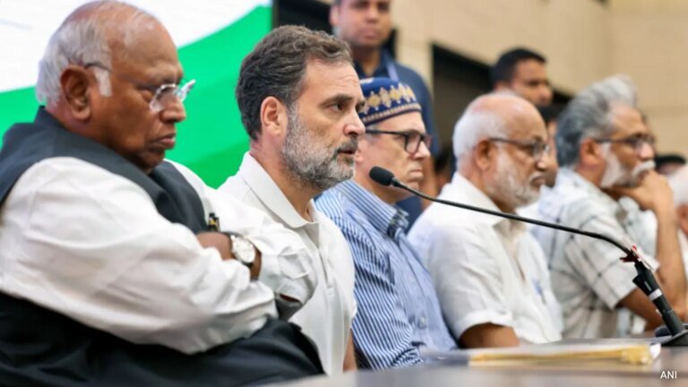 'मतदान निकाय में फॉर्म 6 में बदलाव का आदेश किसने दिया?' राहुल गांधी का बड़ा सवाल