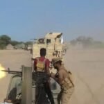 यमनी सरकार के लड़ाकों ने हौथी विरोधियों पर वाहन चलाते हुए रिकॉर्ड किया