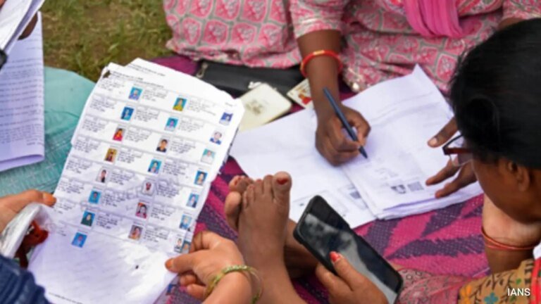 यूपी में 10,000 से अधिक मतदाताओं के प्रवेश में गड़बड़ी, दो चुनाव अधिकारी निलंबित