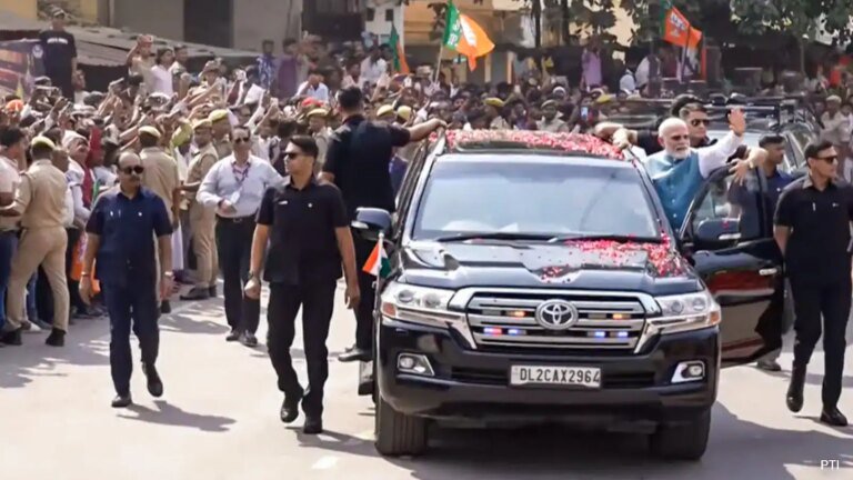 वायुसेना के कार्यक्रम से पहले प्रधानमंत्री मोदी ने वाराणसी में मेगा रोड शो किया