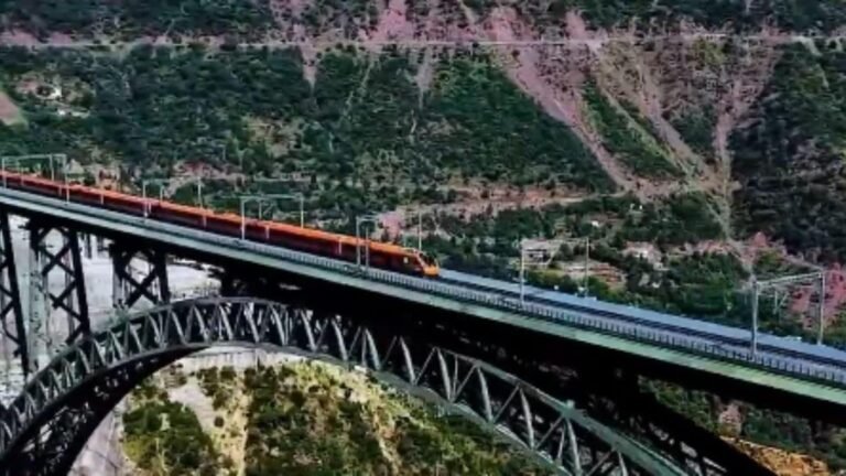 वीडियो: वंदे भारत ने 100 किलोमीटर प्रति घंटे की रफ्तार से पार किया चिनाब पुल