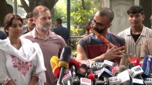 "शेरनी", आदमी के साथ"चिपकना राहुल गांधी की दिल्ली ब्रीफिंग में प्यार का
